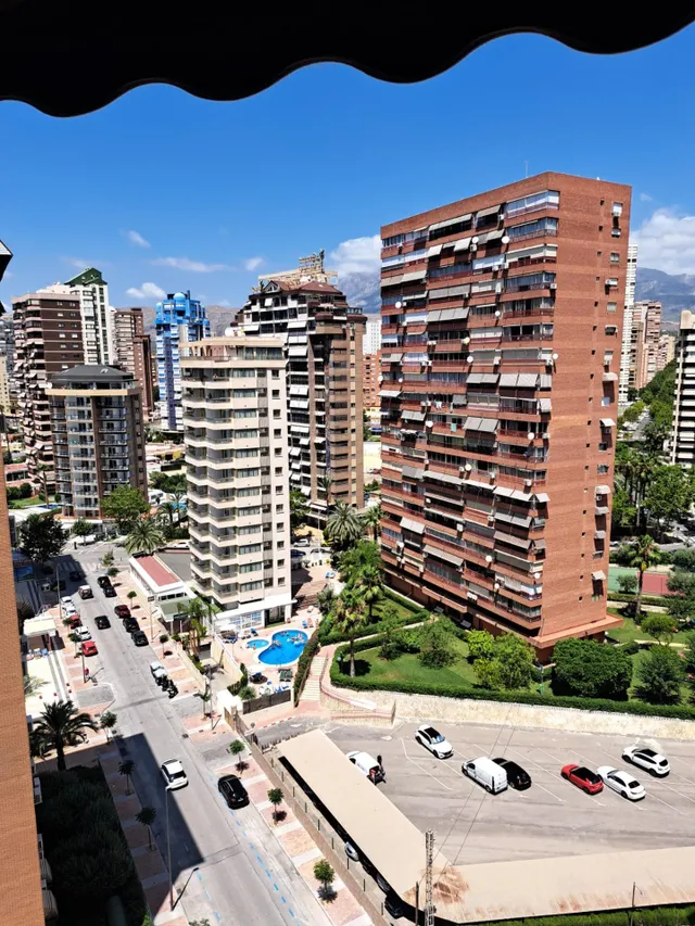 Amplio piso con 4 dormitorios y vistas al mar y Benidorm en zona Levante. — 34