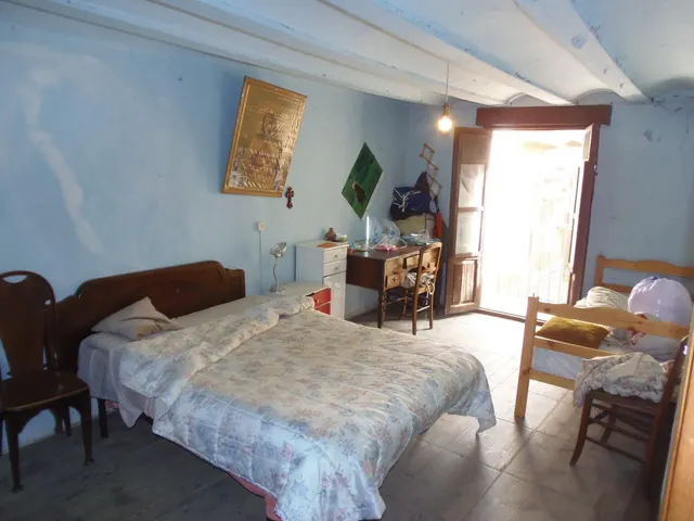 Casa grande haciendo esquina en el centro del pueblo, con patio grande, planta baja, dos alturas — 7