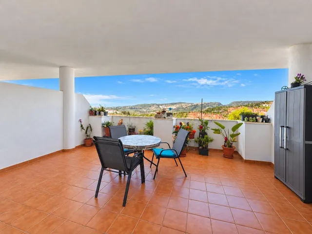 Apartamento de 2 dormitorios con vistas al mar, amplia terraza y aparcamiento en Hacienda Casares — 2