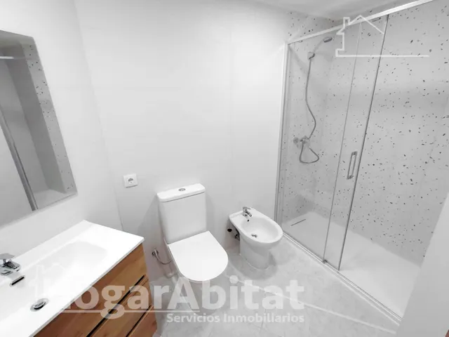 Amplitud y confort a estrenar en este luminoso piso reformado con balcón y ascensor — 23
