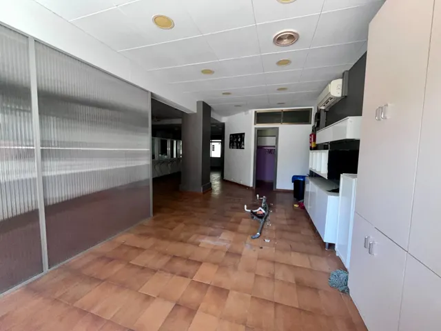 DESTACABLE Y PECULIAR LOCAL en VENTA o ALQUILER en Martorell. — 26