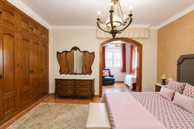 VENDE EN EXCLUSIVA CHALET INDEPENDIENTE EN COÍN — 28