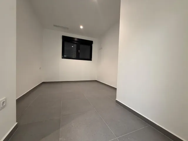 Estrena diseño y máxima eficiencia en esta moderna planta baja reformada con piscina y garaje — 6