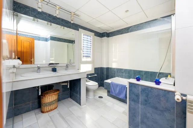CHALET ADOSADO EN ZONA LA CALETA — 40