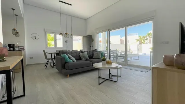 Villa de nueva construción con 3 dormitorios y piscina priva - foto 3