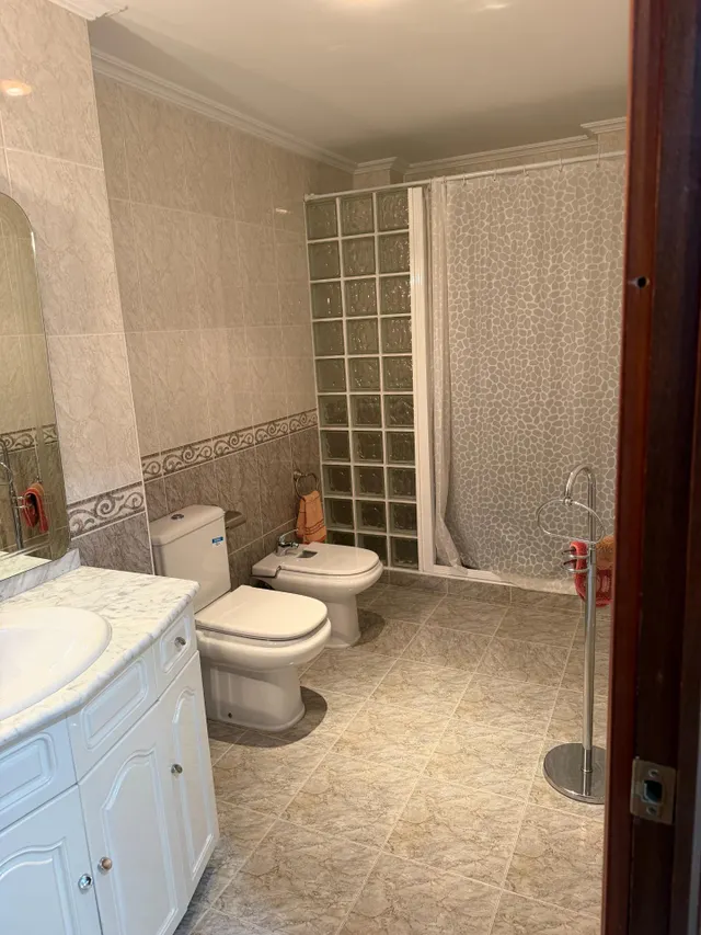 Piso con ascensor, 4 dormitorios, 2 baños, cocina 19 m2 con patio pisable, salon comedor, tres piezas a la calle. — 18