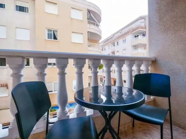 Apartamento con balcón, Alicante, Torrevieja. 2 habitaciones, 51 m2, 700 metros del mar — 5