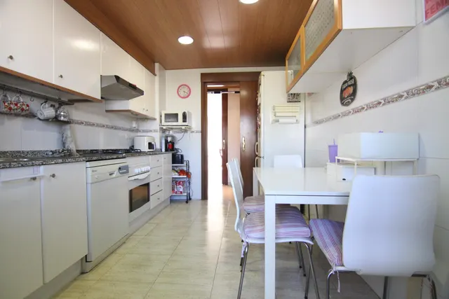 Amplio piso de 4 habitaciones con terraza y plaza de parking en la zona del lago de Olesa de Montserrat — 14