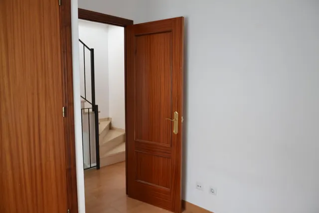 Tu próximo hogar en Sanlúcar la Mayor: tres dormitorios, patio y sótano — 28