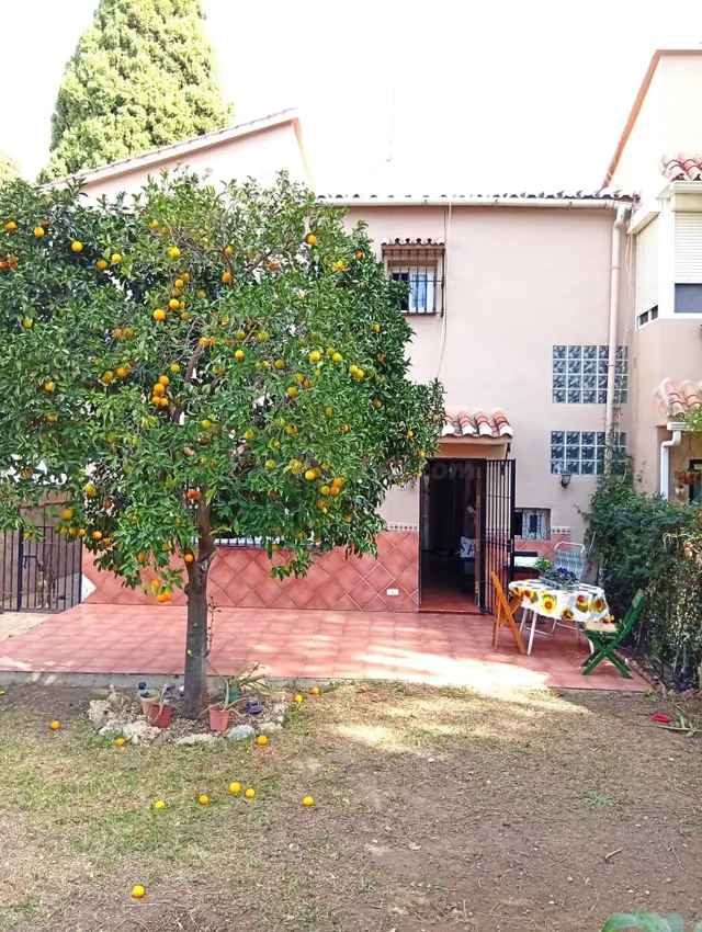 Casa adosada en esquina de 4 dormitorios, muy luminosa, con 