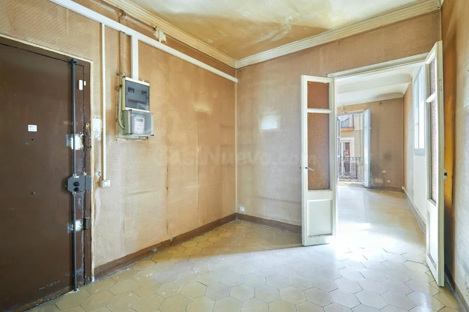Piso exterior a tres vientos junto al Paralelo