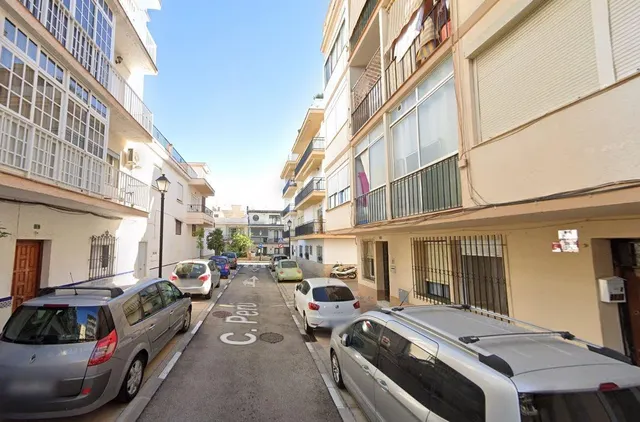 Se vende piso OKUPA en Fuengirola (Málaga).