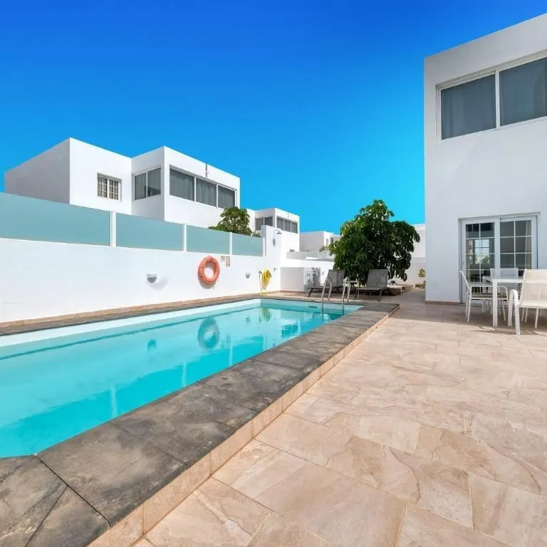 Villa con piscina privada y gran potencial en Playa Blanca