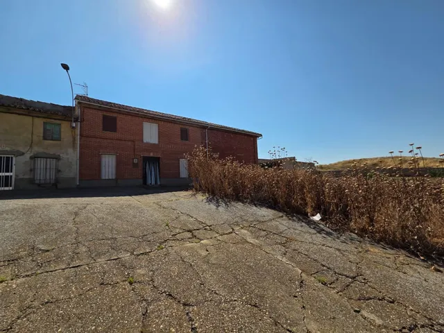 SE VENDE CASA EN CASTILFALE, 2 COCINAS,SALÓN, 6 HAB., BAÑO,  - foto 2