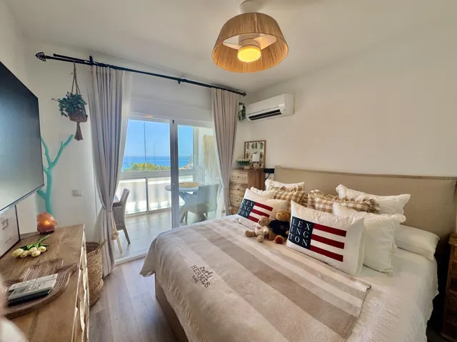 Venta de casa adosada con tres dormitorios en Benalmádena Costa, Málaga, Costa del Sol — 42