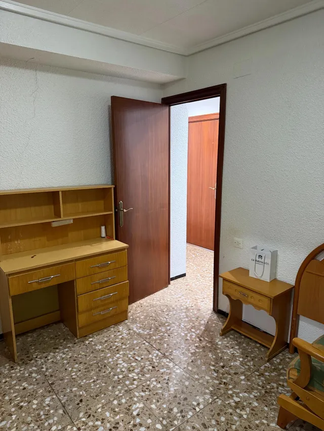 Piso con ascensor, 4 dormitorios, 2 baños, cocina 19 m2 con patio pisable, salon comedor, tres piezas a la calle. — 23