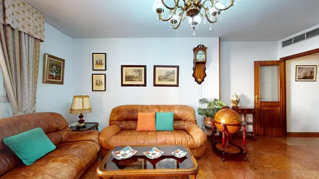 Amplio piso de 141 m2 con cochera y trastero en calle Gonzal - foto 3