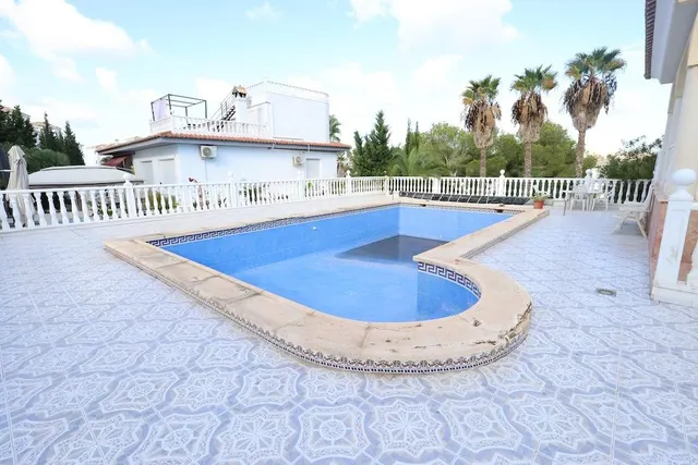Chalet independiente en Las Filipinas con impresionante parcela de 1.514 m2 — 28