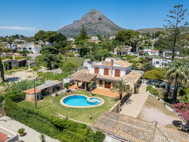 Villa familiar mediterránea con bonitas vistas en venta en J