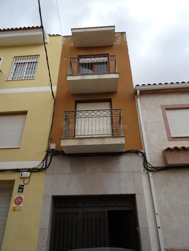 SE VENDE EDIFICIO CON DOS PISOS Y UN LOCAL COMERCIAL EN EL C - foto 2