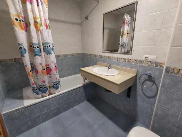 Piso seminuevo con cuatro amplios dormitorios, dos baños completos, garaje, trastero y piscina comun — 19