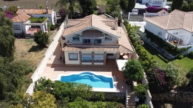 Encantador Chalet de 2 Plantas con Amplios Espacios y Terrazas — 7