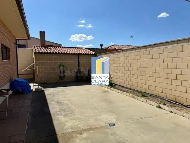 CASA EN VENTA CON 3 DORMITORIOS, 2 BAÑOS, 2 GARAJES Y PATIO  - foto 4