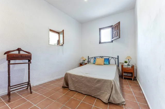 "Carácter rústico junto al mar, tu chalet para reinventar." — 19