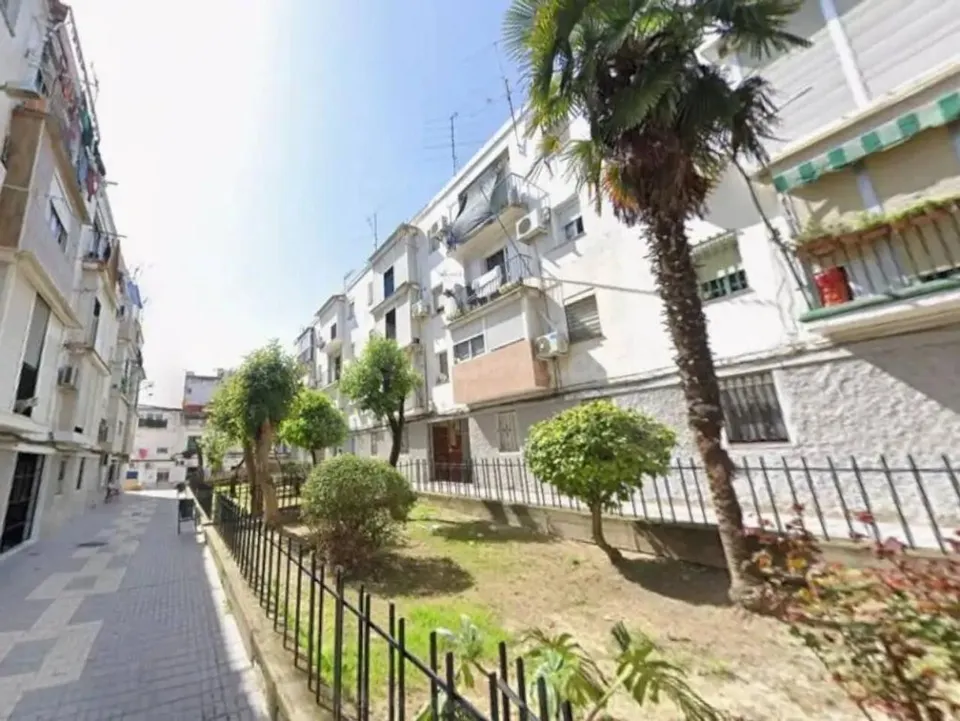 SE VENDE PISO OKUPADO en Calle CHILE Nº 6 San Juan de Aznalfarache (Sevilla)