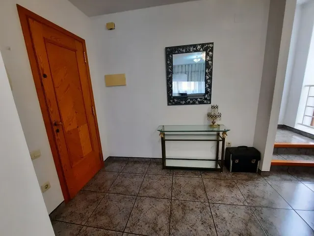 Casa esquinera, de 3 dormitorios, terraza, azotea. Dispone de 2 locales comenrciales. MUY CÉNTRICA — 17