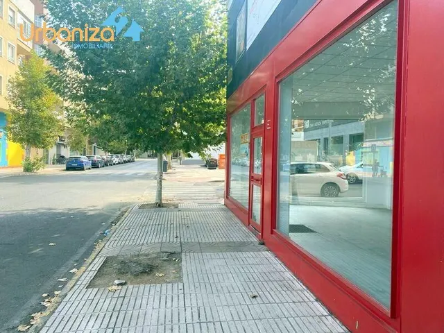 LOCAL BIEN ACONDICINADO  CON GRANDES ESCAPARATES DE ESQUINA — 3