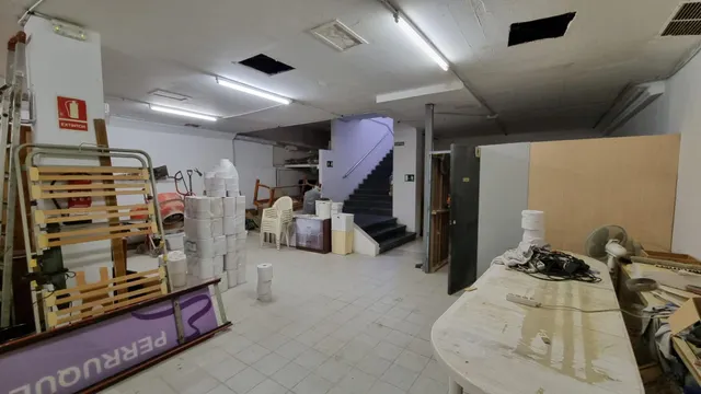 LOCAL COMERCIAL EN VENDA AL CENTRE — 25