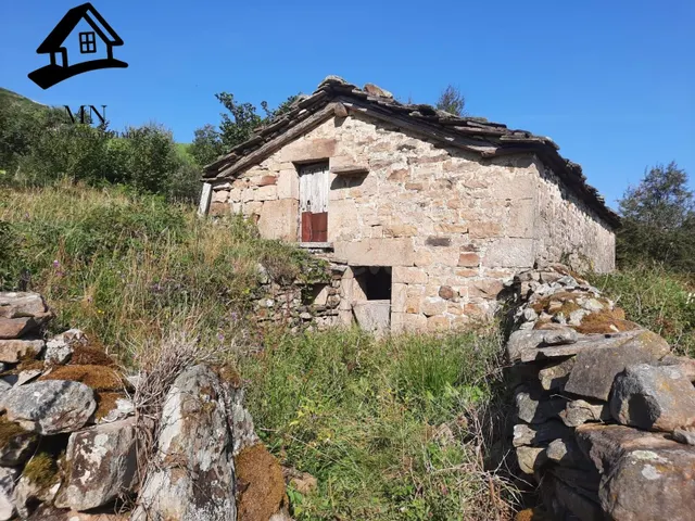 CONJUNTO DE DOS CABAÑAS PASIEGAS EN VEGA DE PAS - foto 2