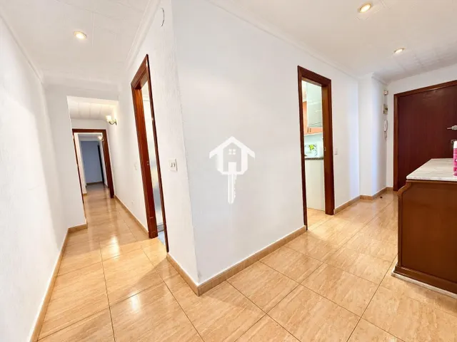 PISO EN VENTA EN ALICANTE. ZONA DE LA FLORIDA. 134m2 CON 4 habitaciones DOBLES, 2 BAÑOS COMPLETOS, TERCERA PLANTA CON ASCNESOR, TERRAZA Y DESPENSA. — 34