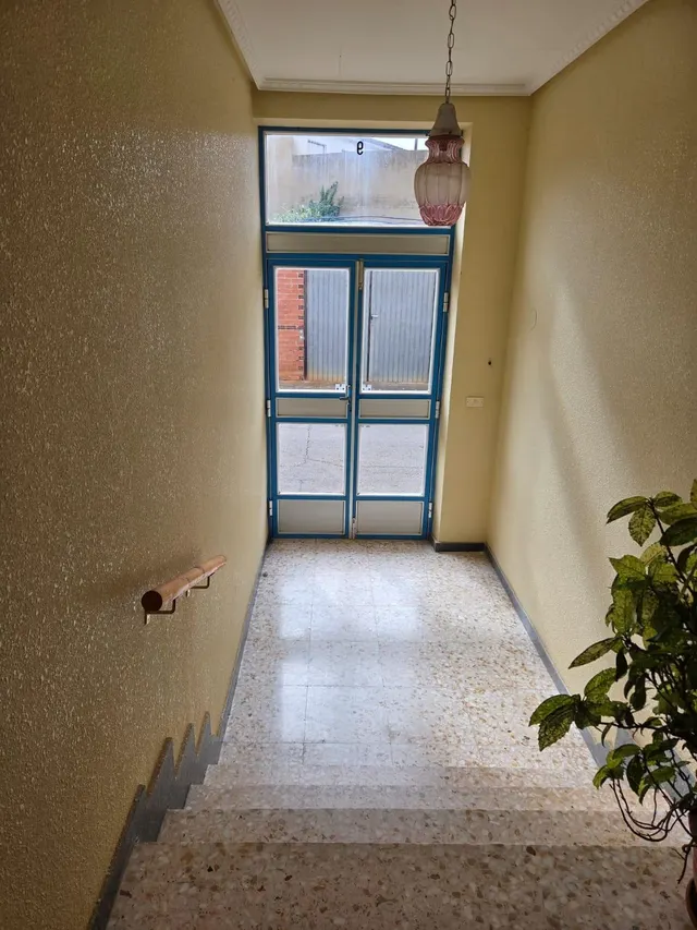 SE VENDE CASA, DOS PLANTAS, COCINA, SALÓN, 3 HAB., BAÑO. EN PLANTA BAJA LOCAL 95 M2. CALEFACCIÓN — 12
