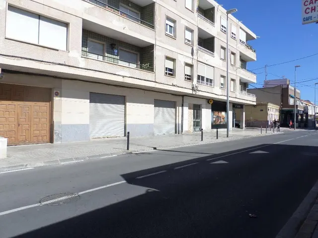 Amplio local de 168 m2 situado en la zona de Los Barreros - foto 2