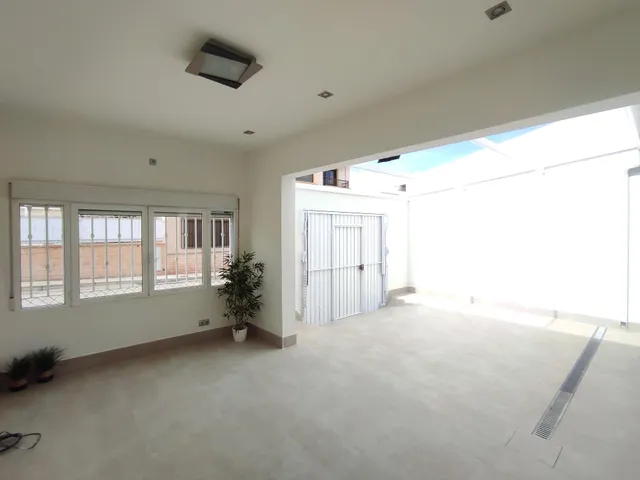 SE VENDE CASA CON AMPLIO PATIO EN PINOSO. — 13