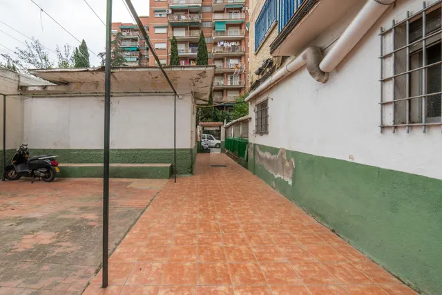 AMPLIO LOCAL CON TERRAZA Y MULTIPLES POSIBILIDADES!!!!!!!!!! — 24