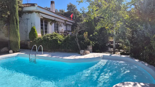 Precioso chalet con espectacular piscina y jardín autóctono — 10