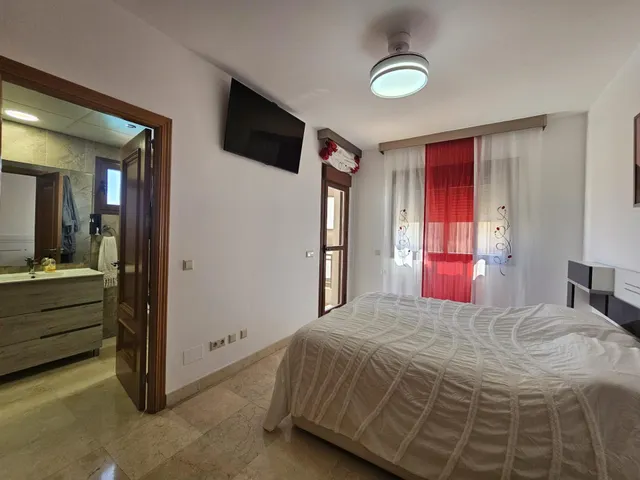Amplio piso de 3 dormitorios con terraza, garaje, trastero y piscina en Mijas Costa — 11