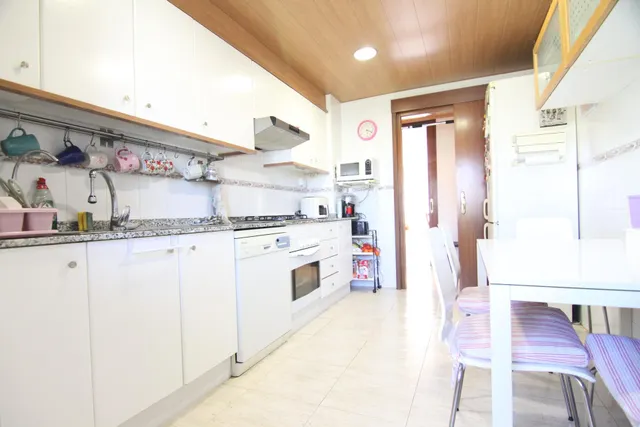 Amplio piso de 4 habitaciones con terraza y plaza de parking en la zona del lago de Olesa de Montserrat — 15