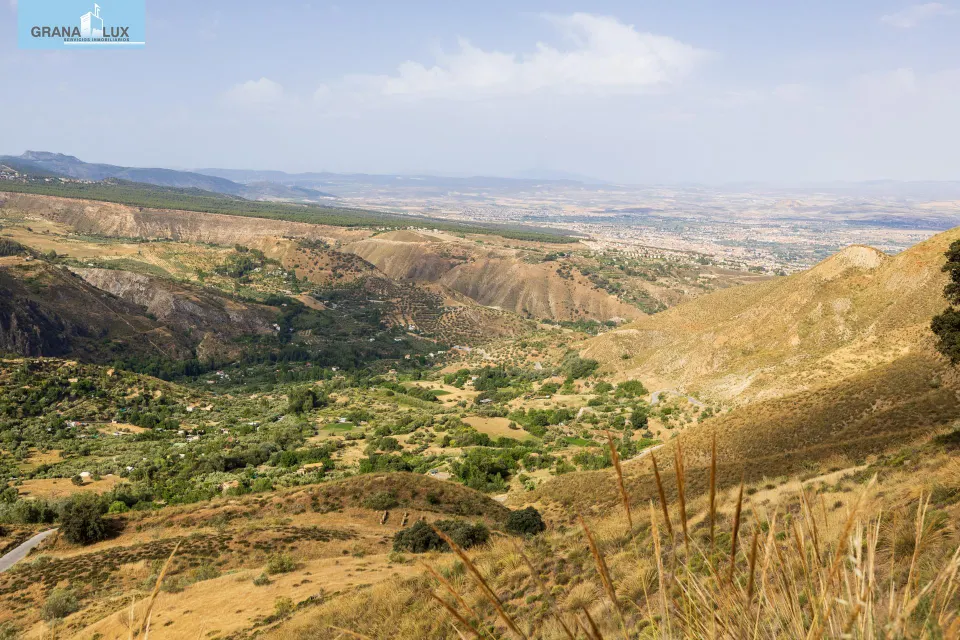 En Venta Maravilloso Paraje Natural, a medio camino entre Granada y Sierra Nevada, a veinte minutos en coche, desde cada una de ellas.