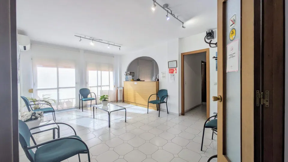 PISO EN EL CENTRO DE FUENGIROLA CON 4 DORMITORIOS APTO PARA CLÍNICA DENTAL