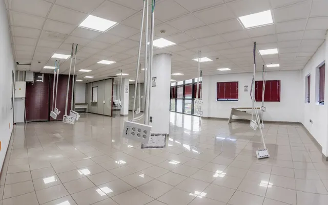Amplia Oficina en Alquiler: Ideal para tu Negocio en Los Rod - foto 2