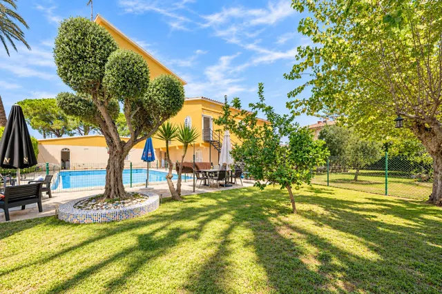 Exclusivo chalet con piscina, gran parcela y apartamento para invitados a menos de 200 metros de la playa — 9