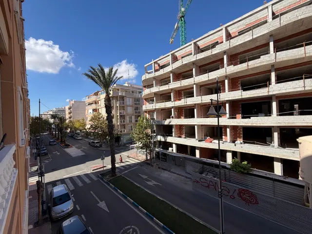 Apartamento reformado con vistas al mar con garaje incluido. 2 dorm. 1 baño. con superficie de 65 m2. playa a 100 metros. — 34