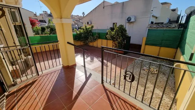 Chalet pareado de 3 dormitorios con solárium y piscina comunitaria - zona guardamar, la mata - — 12