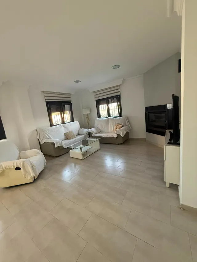 SE VENDE CASA INDEPENDIENTE CUATRO habitaciones CON PISCINA EN ALGECIRAS, RINCONCILLO. — 4