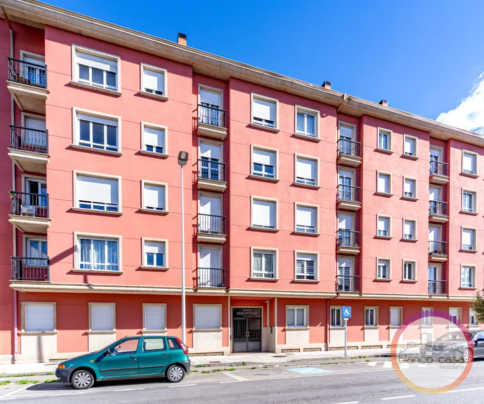 ¡ un piso con terraza de más de 25 m2, garaje y trastero en Carballo por 189.990€!