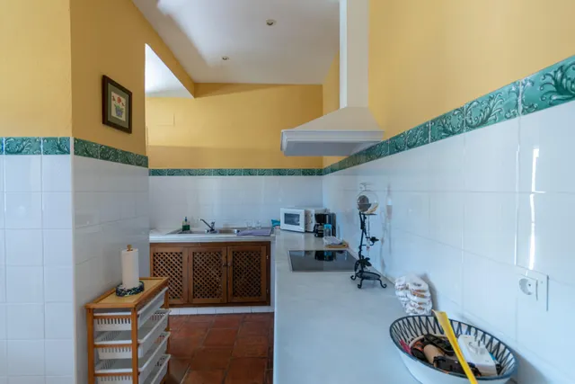 Casa de grandes dimensiones ubicada en la calle Duende, cerca de la Plaza del Conde Luque. — 32